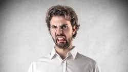 Adultos com atitude infantil na hora de comer